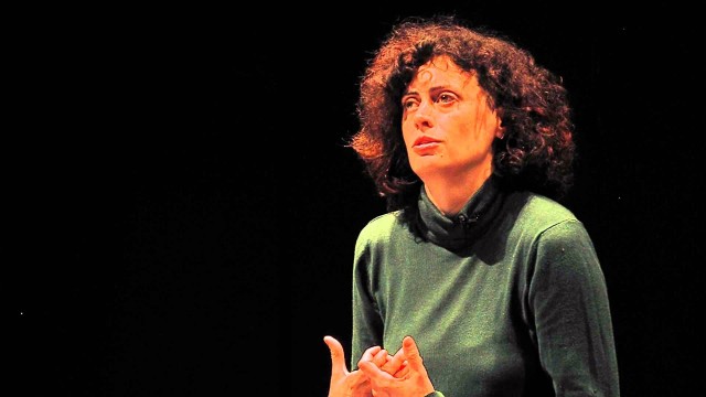 Patrícia Pardo da abrigo escénico al poemario musical de Rafa Xambó 'Cantata de València'