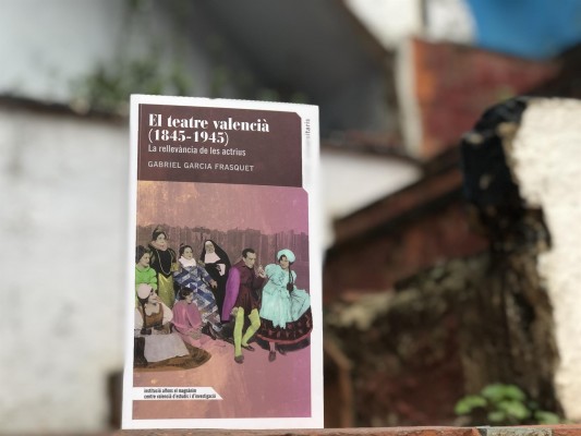 Gabriel Garcia Frasquet repassa un segle de teatre valencià en un assaig