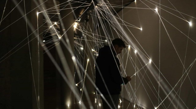 Galería del Tossal se llena de hilos de fibra óptica para homenajear al artista Nacho Ruiz
