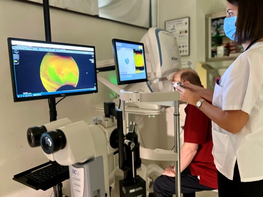 El Hospital de Torrevieja incorpora un nuevo equipo que fotografía la retina sin dilatar la pupila