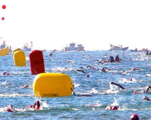 La Travesía de Navidad inaugura la 'Copa Alicante' de natación en aguas abiertas