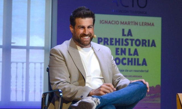 Martín Lerma narra las aventuras de un joven neandertal en su libro 'La Prehistoria en la mochila'