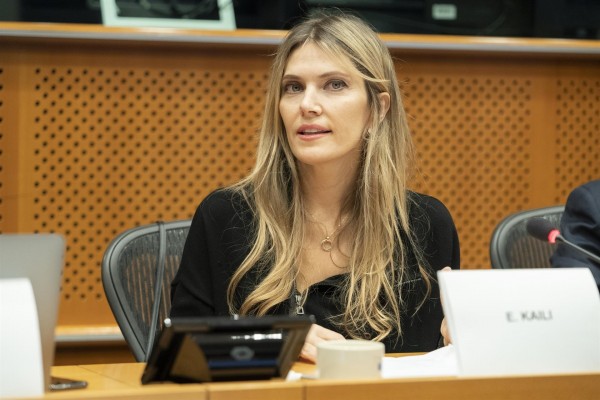 La Eurocámara destituye a la vicepresidenta Eva Kaili, acusada de corrupción
