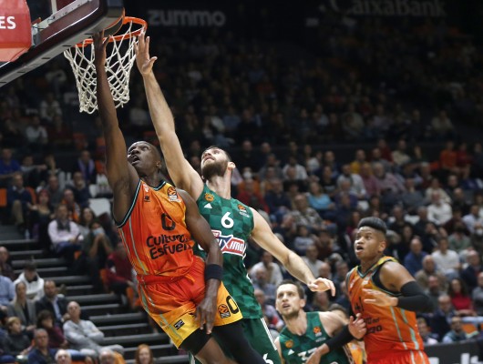 Un coral y concentrado Valencia Basket aguanta a Bacon y tumba a Panathinaikos 