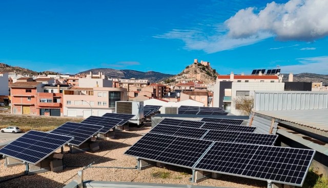 Castalla instala placas solares para autoconsumo en el tejado del auditorio municipal