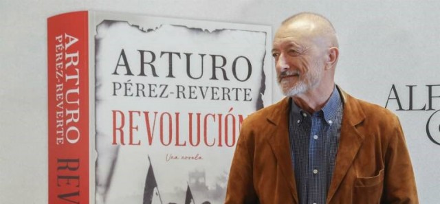 Arturo Pérez-Reverte y el catedrático Alexis Grohmann charlan en Murcia sobre 'Vida y literatura'