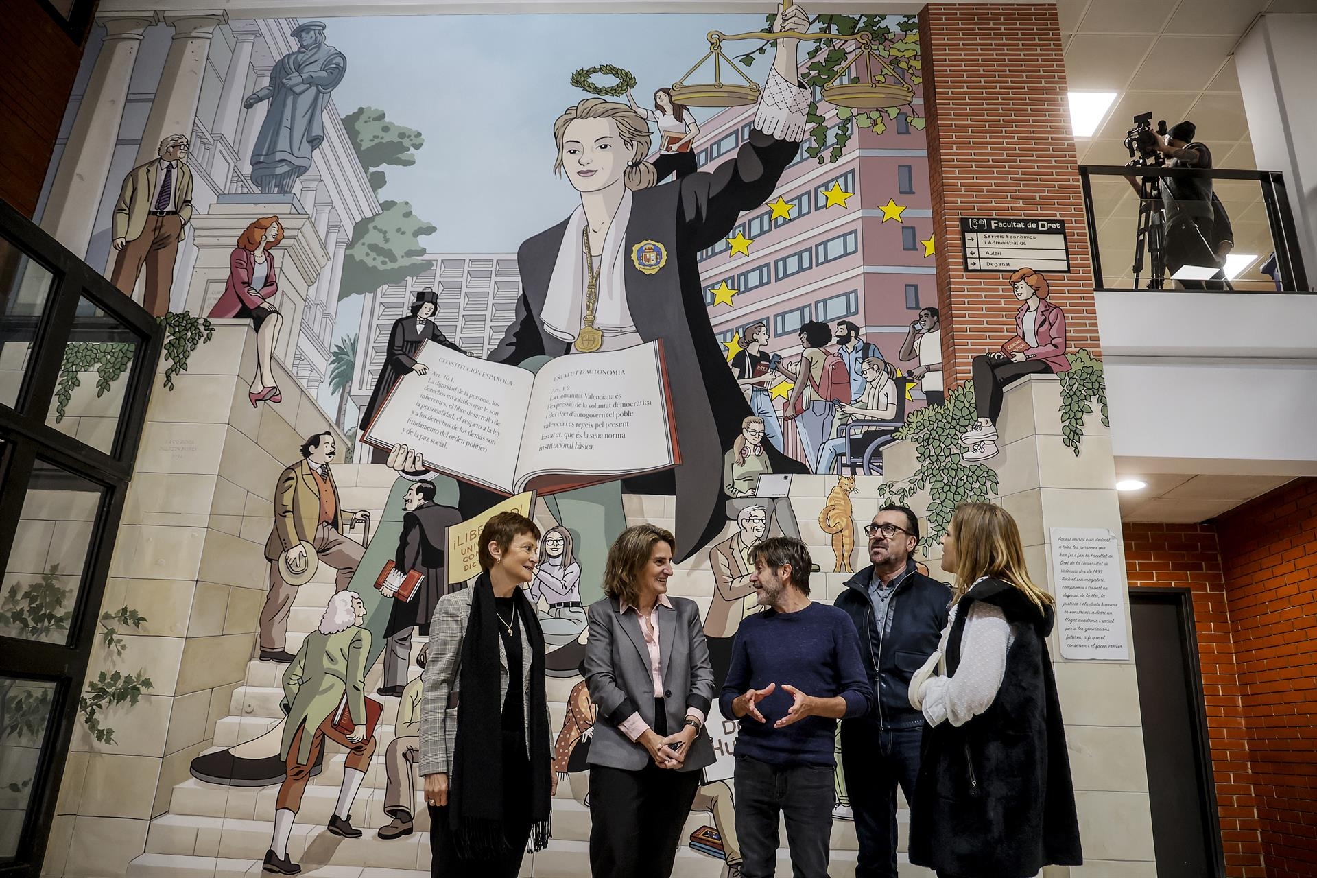 Blasco Ibáñez, Manuel Broseta o Carmen Alborch, en el nuevo mural de Paco Roca y Martín Forés