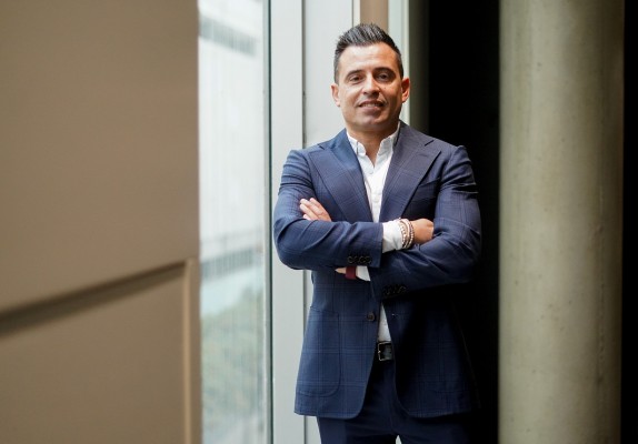 White Investing gira su estrategia: salta a los centros de salud y las residencias y tantea Portugal
