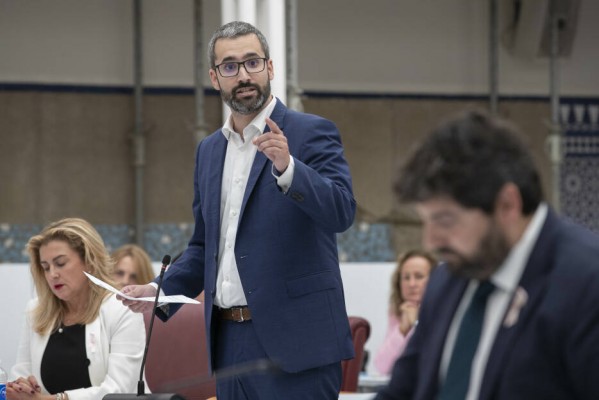 Francisco Lucas y María Marín plantan a López Miras en San Esteban
