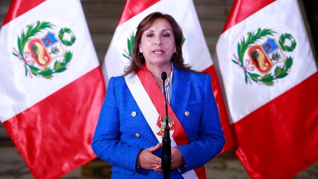 La presidenta de Perú propone elecciones adelantadas para abril de 2024
