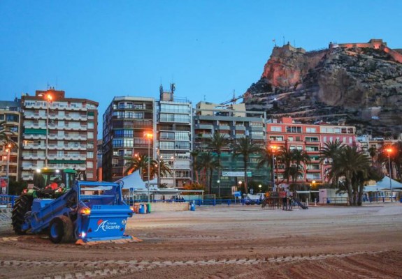 El PSOE denuncia que Barcala reduce fondos en limpieza de playas para derivarlos a limpieza viaria