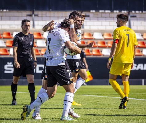 El Mestalla, de dulce, gana al Ebro