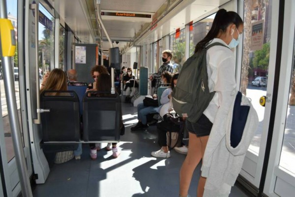 La Generalitat entrega en dos meses 31.411 abonos jóvenes para viajar gratis en el tranvía de Alicante