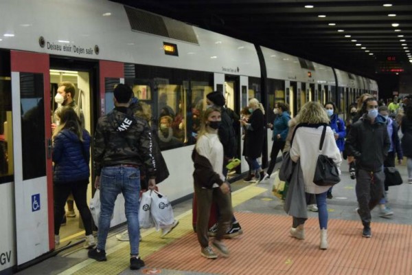 La Generalitat entrega en dos meses más de 235.000 abonos jóvenes para viajar gratuitamente