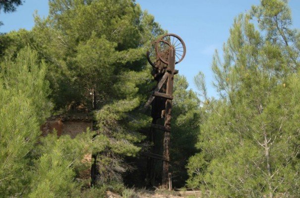 Medio Natural rehabilitará la sala de máquinas y el castillete de la Mina Santo Tomás en la Peña del Águila