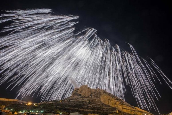 Las Fiestas Populares homenajean al Hércules por su Centenario con un castillo de fuegos