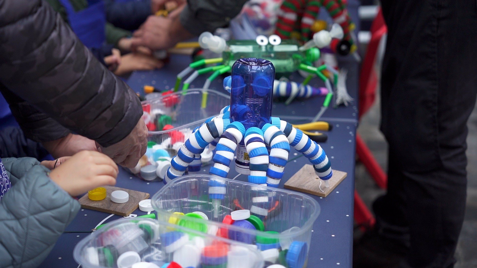 Baleària crea La Juguetería del Mar, una colección de juguetes hechos con plásticos y materiales de buques reciclados