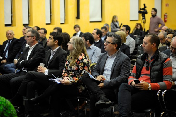 Alicante anuncia la mesa para implantar el coche eléctrico y el bonobús juvenil con viajes ilimitados 