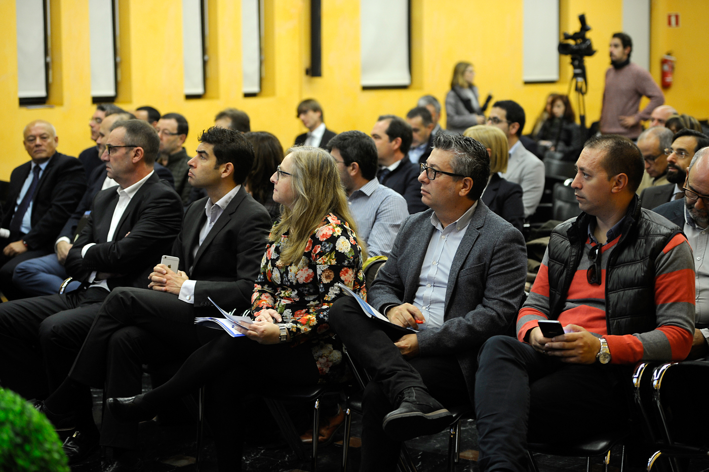 Alicante anuncia la mesa para implantar el coche eléctrico y el bonobús juvenil con viajes ilimitados 