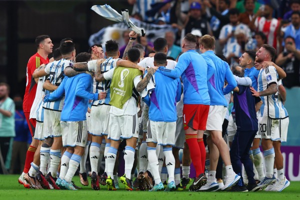 Argentina salva su candidatura en los penaltis

