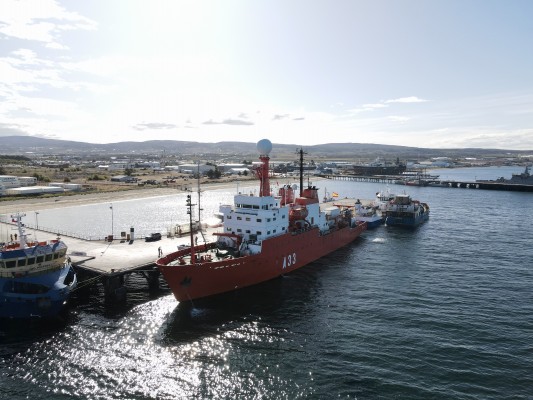 El Hespérides llega a Punta Arenas, su última escala antes de afrontar su asalto a la Antártida