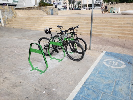 Altea añade más de cinco kilómetros de ciclocalles y 66 plazas más de aparcamientos para bicicletas
