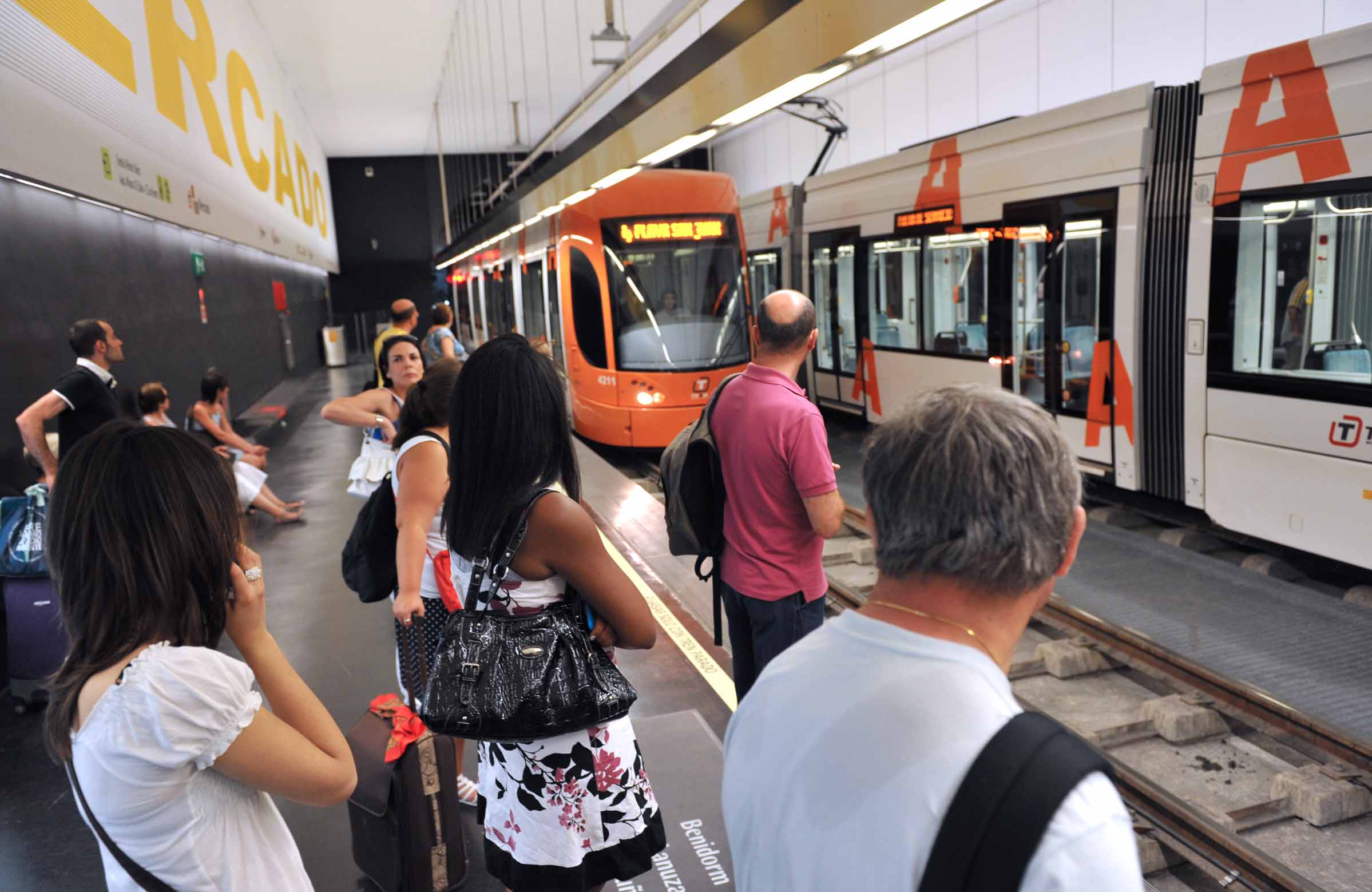 Usuarios del Tram de Alicante, en la estación de Mercado. - 