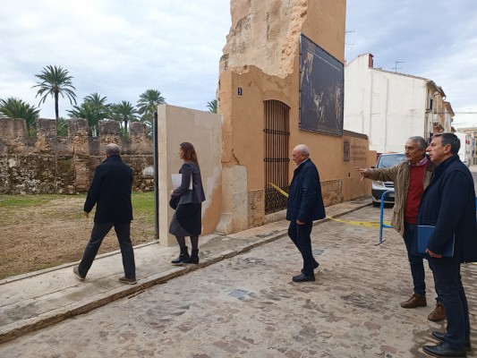 La Direcció General de Turisme visita les Muralles i l’entorn de la Casa Reial d'Alzira