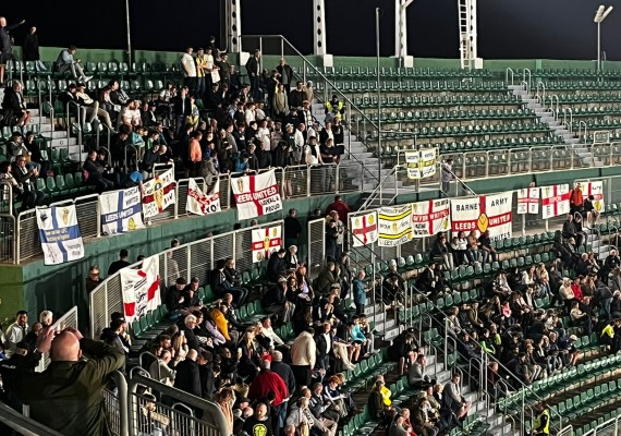 Los aficionados del Leeds se hacen notar en Elche antes del partido
