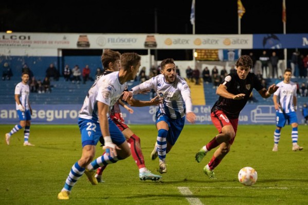 El Alcoyano hace lo más difícil, pero se le escapa la victoria sobre la bocina