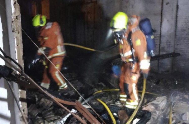 Declarado un incendio en una nave de chapa y pintura de Benetússer sin actividad en la actualidad