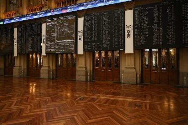 El Ibex 35 retrocede un 0,69% en la media sesión y se sitúa en 8.232 enteros
