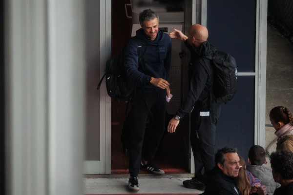 La Selección aterriza en Madrid con catorce jugadores y caras serias
