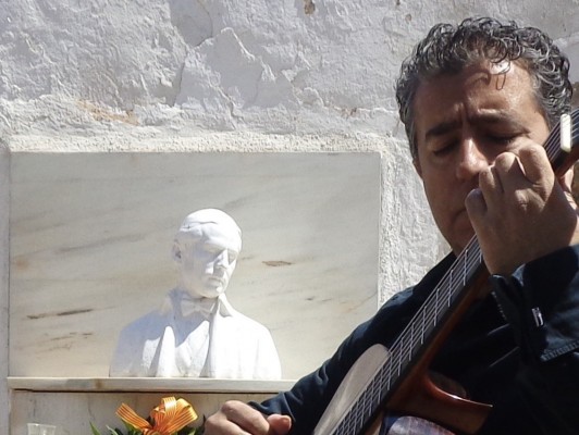 El Ateneo Cultural repasa la trayectoria de Daniel Fortea de la mano del guitarrista Antoni Ripollés
