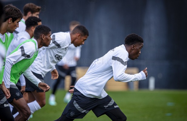 El Valencia CF trabaja a la espera de los internacionales 