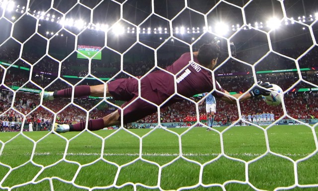 Marruecos y Bono ganan en la grada... y en los penaltis
