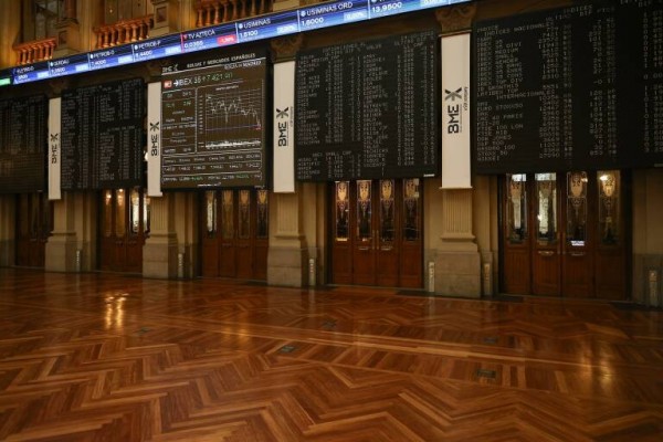 El Ibex cierra con caídas del 0,46%, pero mantiene los 8.300 puntos
