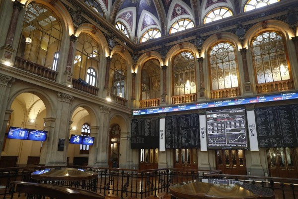 El Ibex 35 cede un 0,1% al cierre, pero resiste en la cota de los 8.300 enteros