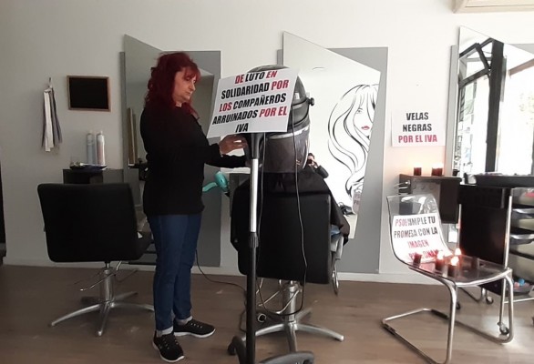 Peluquerías valencianas celebran una vigilia de luto para reclamar una reducción del IVA al 10%