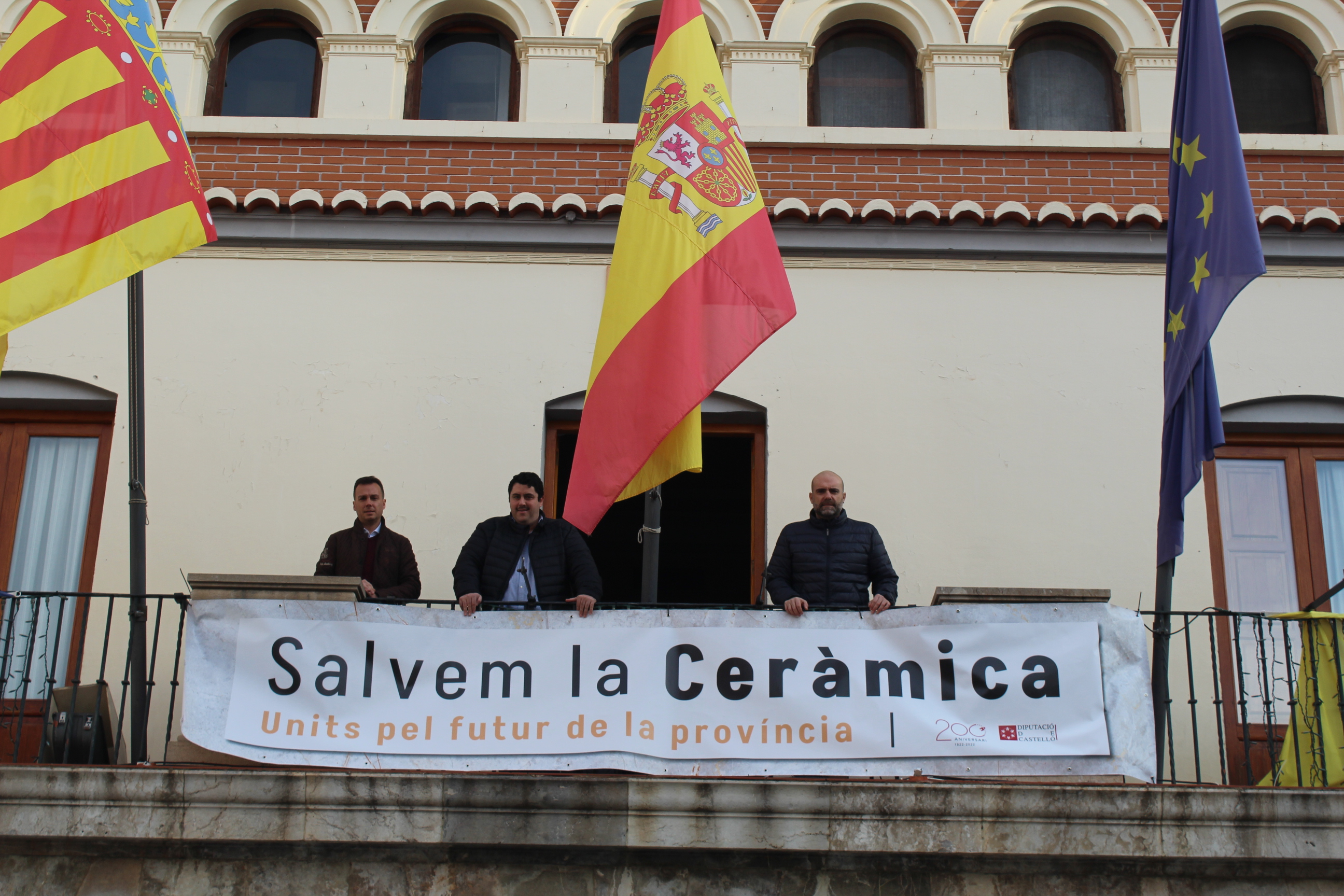 Nules cuelga la pancarta en apoyo al sector cerámico 

