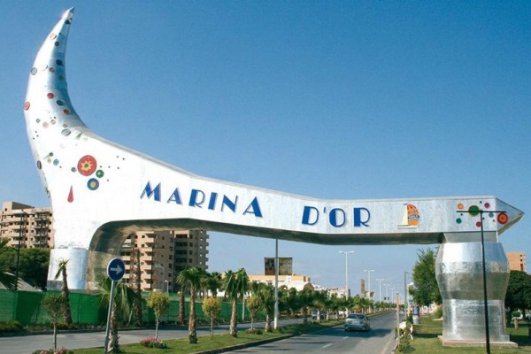 Extraterrestres que estiuegen a Marina d'Or? Una mirada als contes antibiogràfics de Pau Beltran