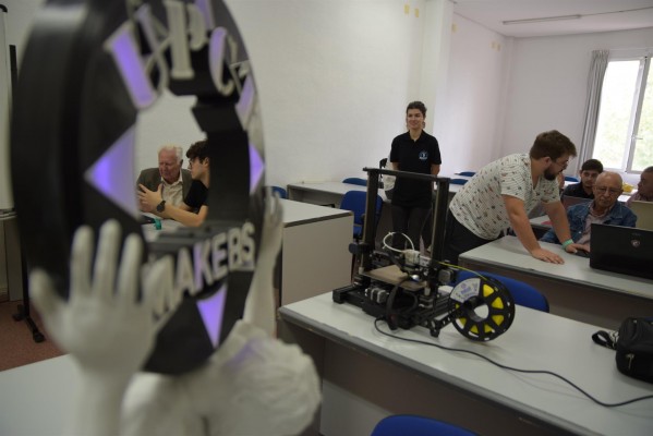 Los orines en las farolas tienen los días contados: la UPCT diseña unos protectores en 3D