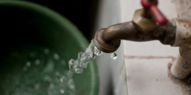 Los alicantinos, entre los españoles que más pagan por el agua con 446 euros anuales