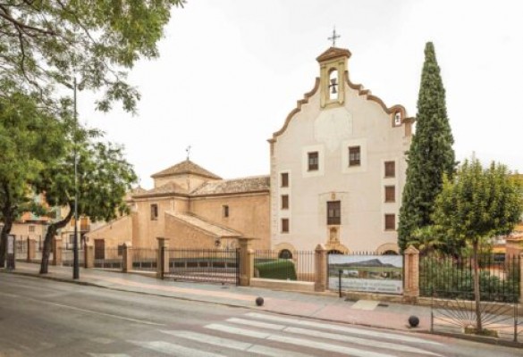 La capilla de la Virgen de las Angustias de Yecla cuelga el cartel de 'Abierto por Obras' 