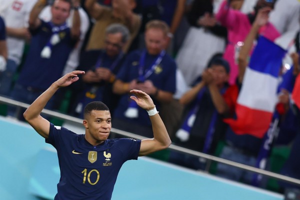 Mbappé no da opción a Polonia

