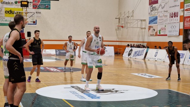 El TAU Castelló vence y convence en la pista del Juaristi ISB