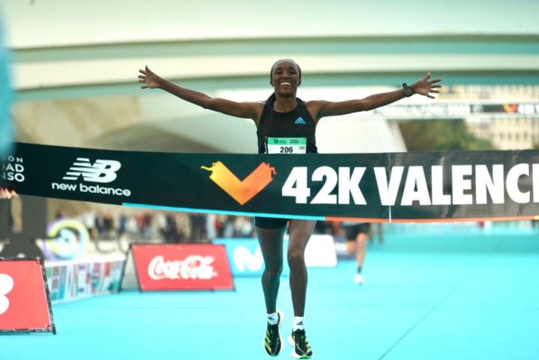 Beriso sorprende a Gidey en València y logra el récord femenino del Maratón Valencia