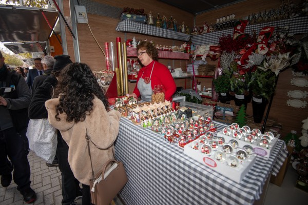 Xixona inaugura la Feria de Navidad más larga de la historia con medio centenar de expositores