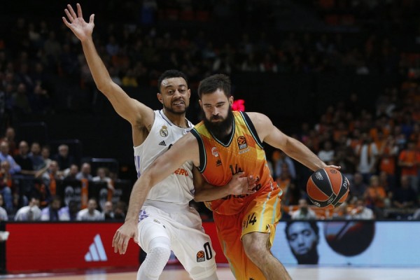 Un Valencia mermado mide su mejoría ante el Madrid y busca acercarse a la Copa