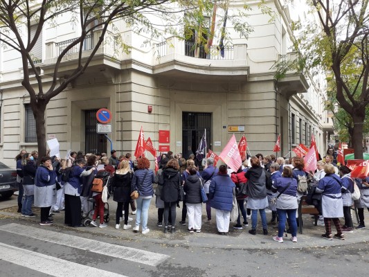 Trabajadoras de Limpiezas Córdoba se concentran en Trabajo en Alicante por retrasos de salarios e impagos